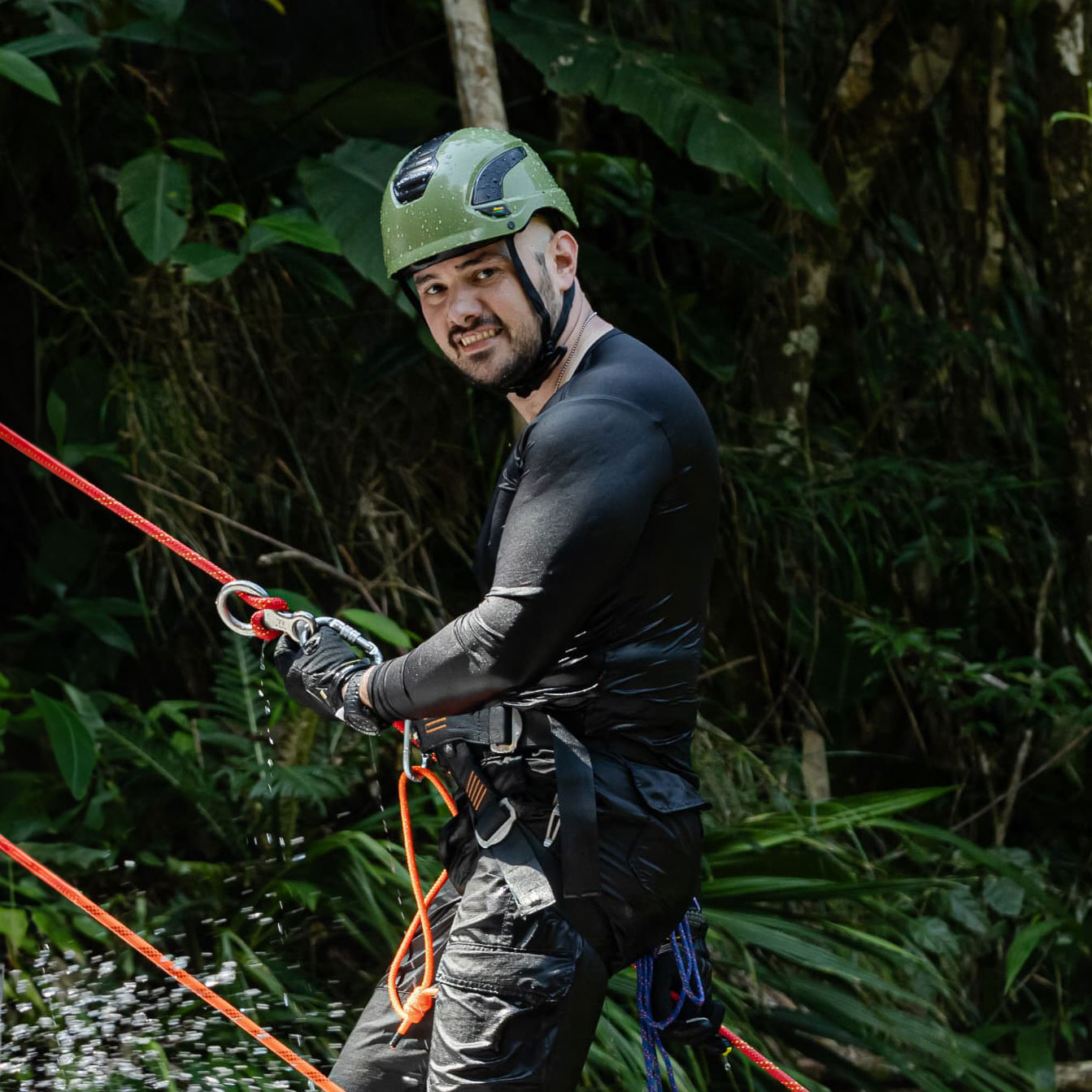 Thiago equipado para rapel na mata